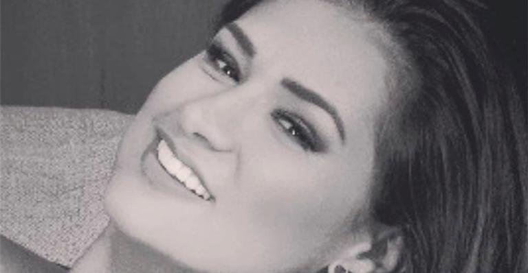 Simone abusa do decote em clique ousado só de lingerie apertadinha