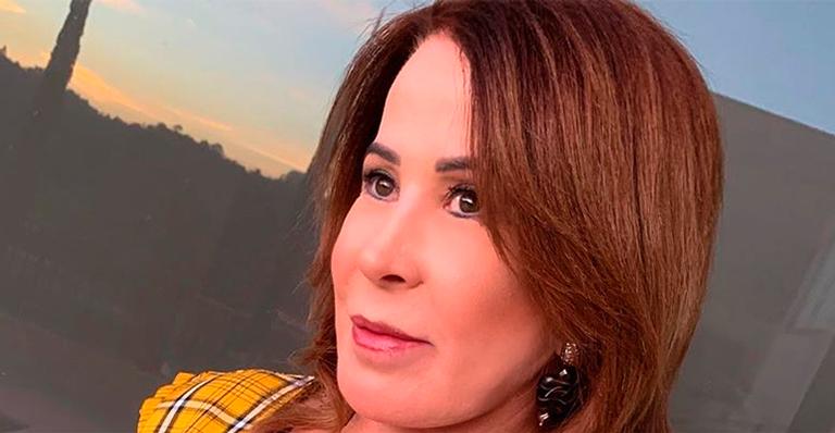 Zilu Camargo exibe tatuagem enorme nas costas ao usar vestido decotado
