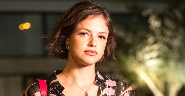 Agatha Moreira compartilha foto de sua personagem e dispara: ‘Carinho com martelo’