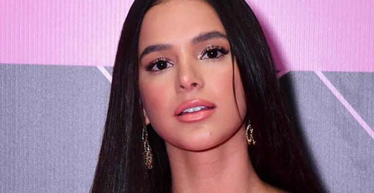 Bruna Marquezine surge com cabelo até a cintura e vestido básico em premiação