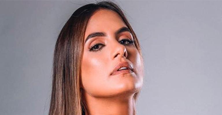 Ex-BBB Carol Peixinho surge só de toalha e sensualiza ao som de Beyoncé