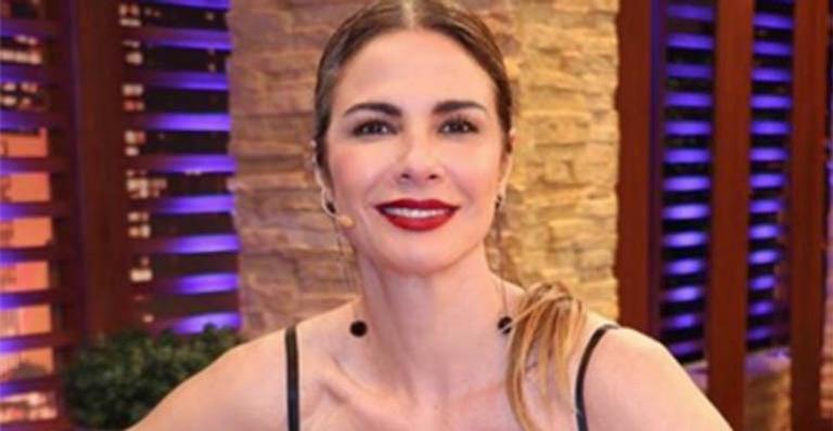 Luciana Gimenez empina o bumbum ao surgir de biquíni branco na Grécia