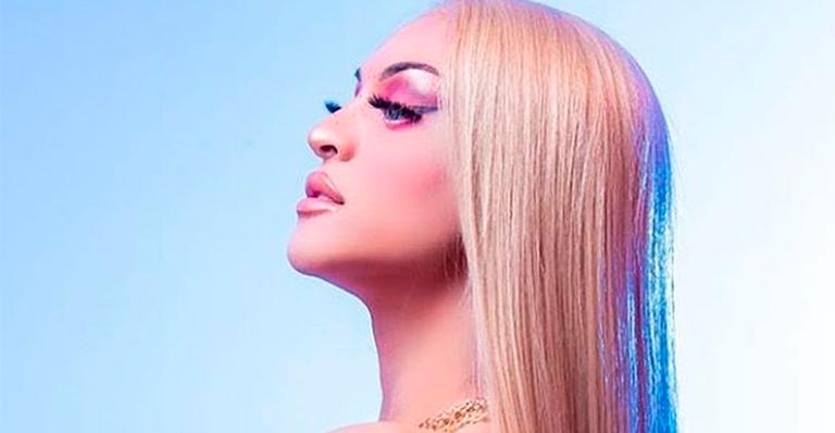 Pabllo Vittar surge nua na cama e fãs comentam: ”Ela é enxoval completo”