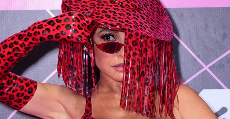 Sabrina Sato abusa da sensualidade com look colado e misterioso