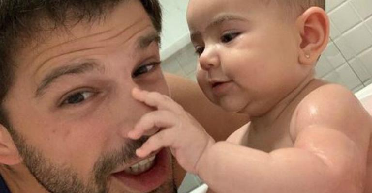 Duda Nagle se diverte no banho com a filha, Zoe Sato, e fofura encanta seguidores