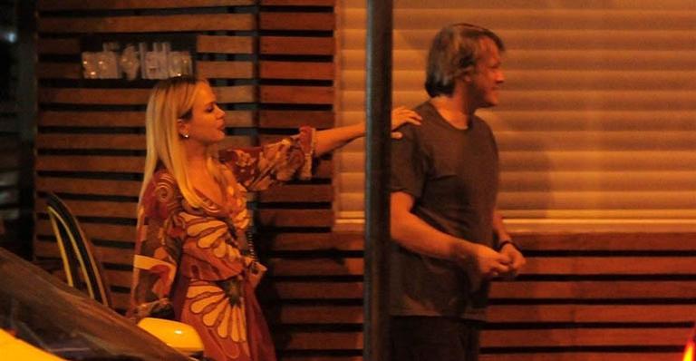 Eliana dá beijão no noivo em passeio a dois no Rio de Janeiro