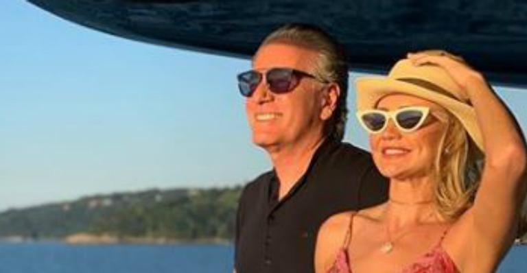 Em passeio de barco, esposa de Roberto Justus surge com vestido transparente e ostenta curvas