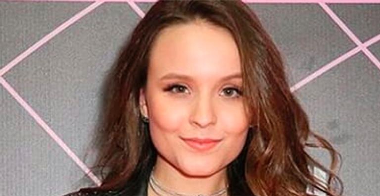 Micro vestido, carão e decote: Larissa Manoela rouba a cena no MTV MIAW