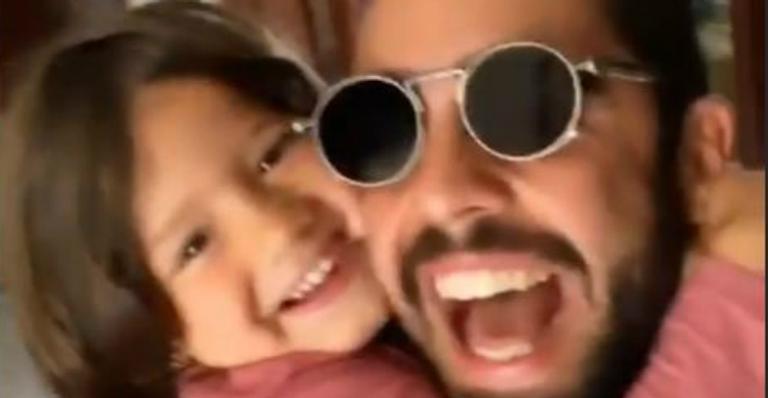 Pedro Scooby tira ‘férias’ de Anitta e visita os filhos em Portugal: ”Que saudades!”