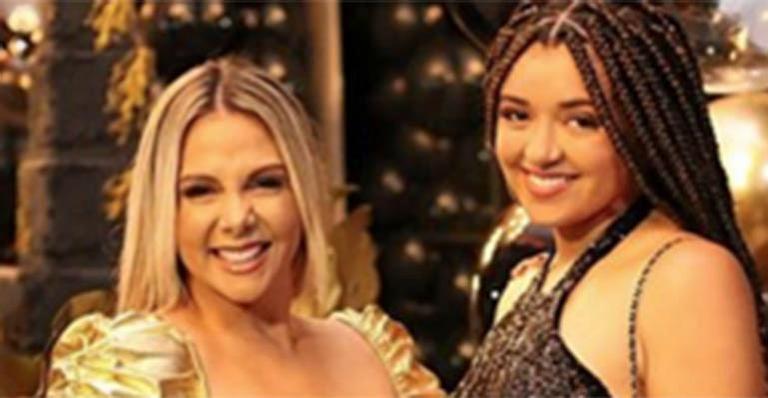 Carla Perez abusa do decote ao usar vestido dourado coladinho em festa