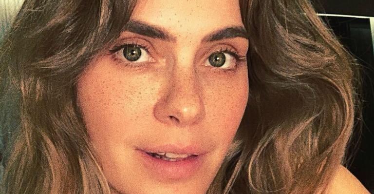 Carolina Dieckmann surge com cara de sono e se diverte na web: “Desejando uma cama eterna”