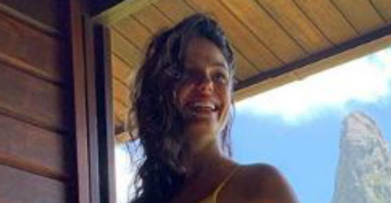 Isis Valverde ostenta cinturinha fina com biquíni micro em Noronha