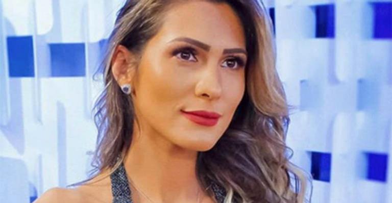 Sextou! Lívia Andrade usa decote até o umbigo em look do dia
