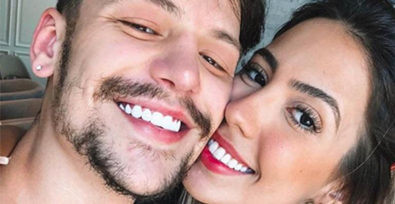 Saulo Poncio tatua nome do primeiro filho com Gabi Brandt