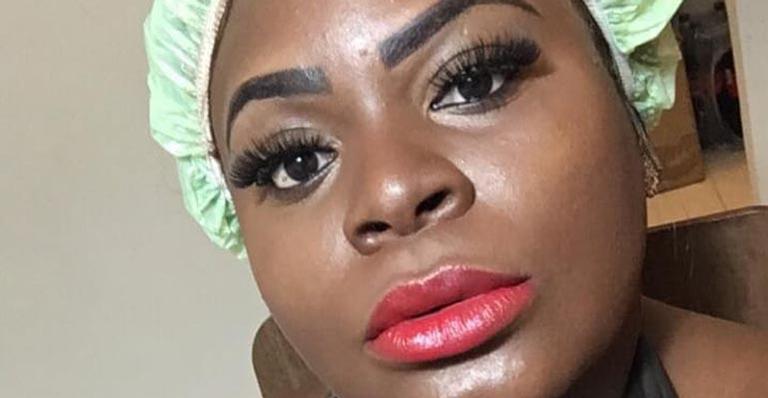 Jojo Todynho surge com o cabelo natural e decote até a virilha rouba a cena