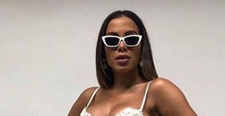 Anitta abusa da sensualidade com look decotado e curtinho na Copa América