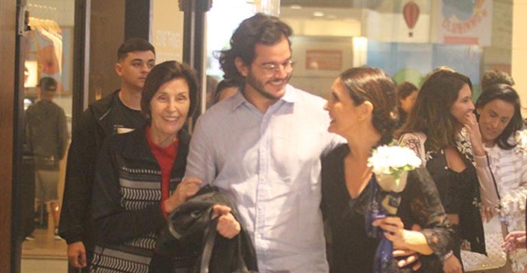 Fátima Bernardes recebe a família em apresentação de dança