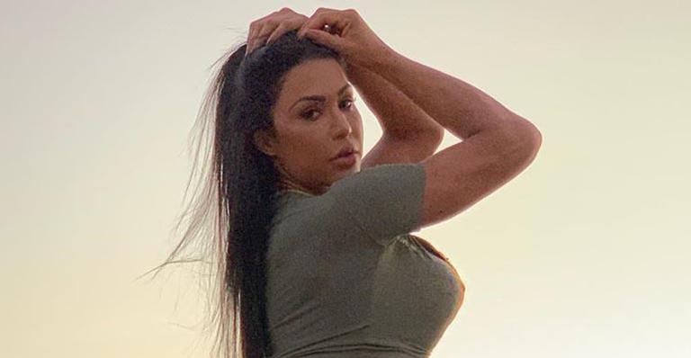 Gracyanne Barbosa surpreende ao surgir com look comportado e elegante