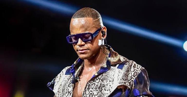 Léo Santana lamenta mortes em acidente com caminhão de sua banda