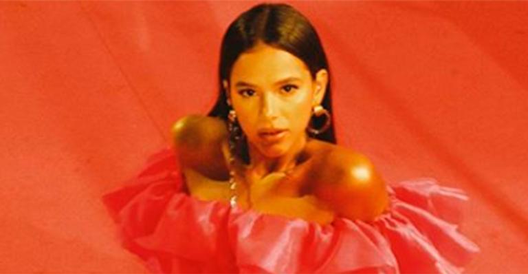 Bruna Marquezine vai até o chão em pose ousada de tomara que caia