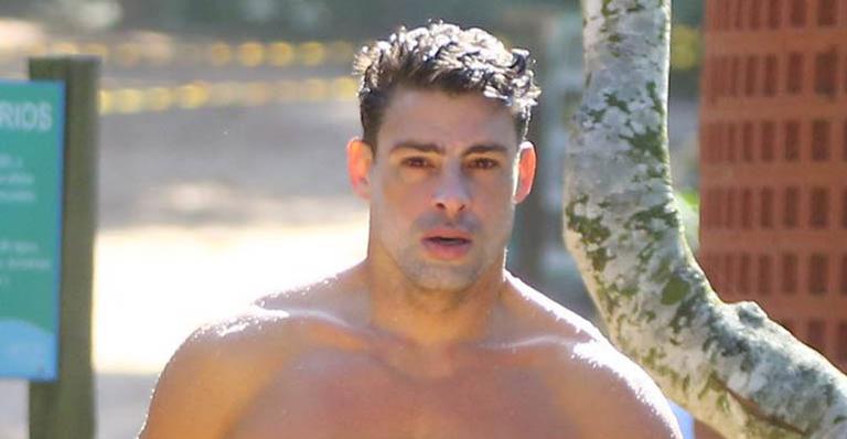 Cauã Reymond exibe o corpo sarado em dia de surfe na praia