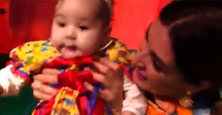 Será que vem filho? Fátima Bernardes surge brincando com bebê e encanta a web