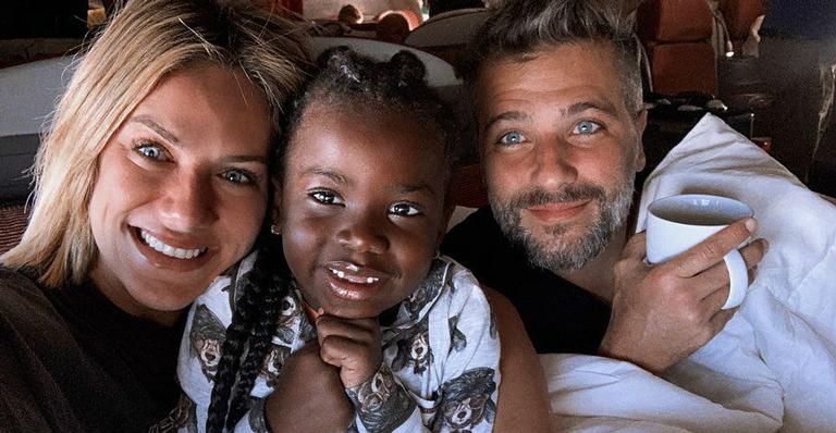 De volta ao Malawi, Bruno Gagliasso é recebido por crianças com festa