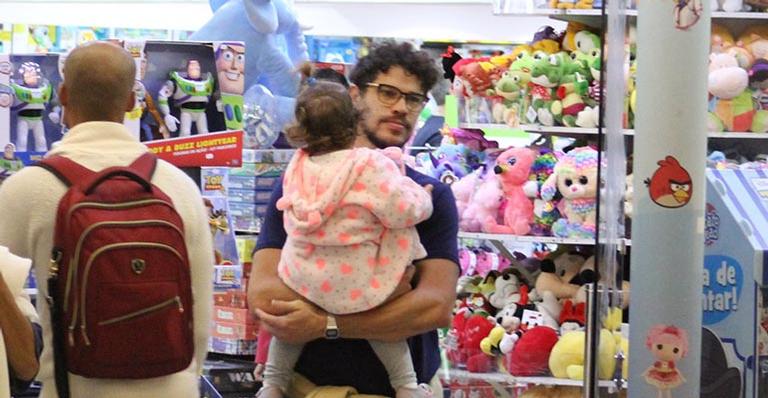 José Loreto curte passeio com a filha em shopping no Rio