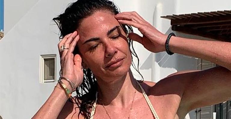 Com biquíni mínimo, Luciana Gimenez ostenta barriguinha trincada na web