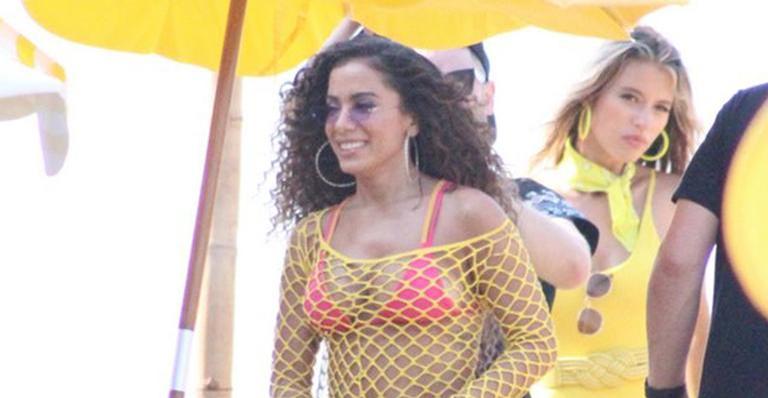 Anitta rebate críticas após surgir com cabelo cacheado em clipe