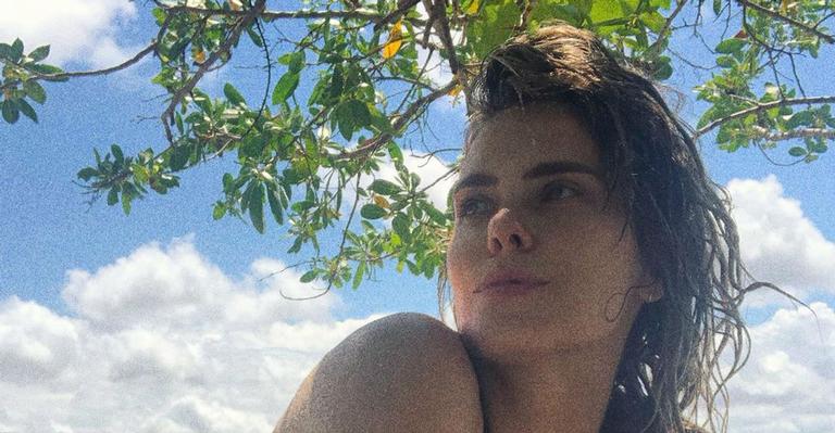 Em pleno frio, Carolina Dieckmann posa de biquíni e brinca: “Quem se importa?”