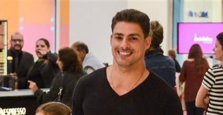 Cauã Reymond curte passeio de pai e filha com a pequena Sofia