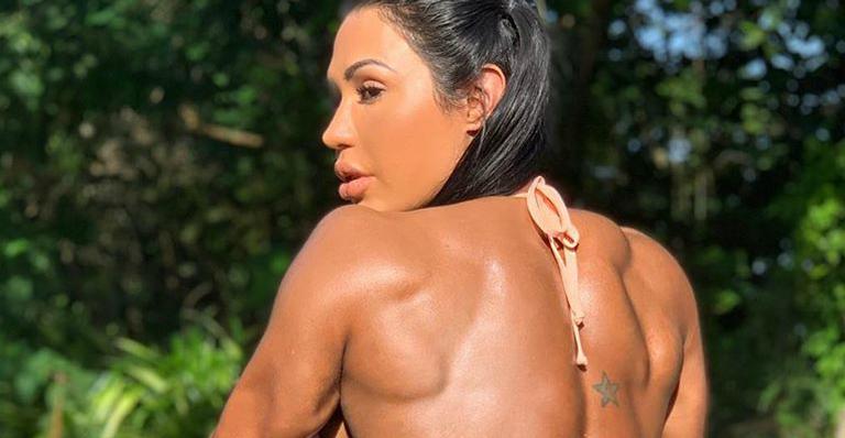 Gracyanne Barbosa esmaga bicicleta com bumbum gigante de biquíni mínimo