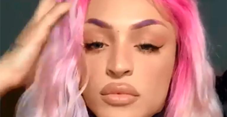 Pabllo Vittar empina o bumbum ao usar calcinha fio dental