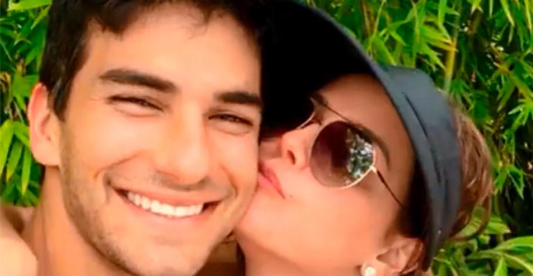 Deborah Secco troca beijo com o marido: ”Fazer biquinho”