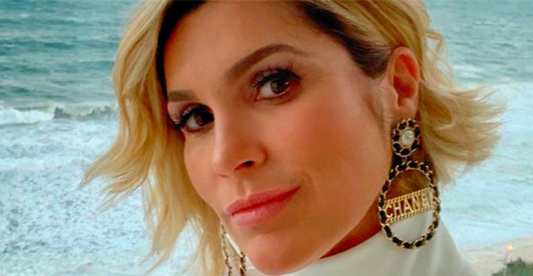 Flávia Alessandra surge em ensaio sexy exibindo pernão em pretinho básico