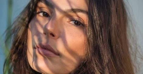 Isis Valverde radicaliza e surge com os cabelos ruivos