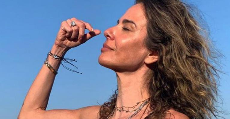 Luciana Gimenez ostenta barriga retinha de biquíni aos 49 anos