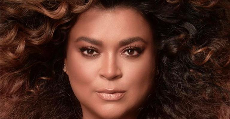 Com mega hair poderoso, Preta gil posa nua e fãs reagem: ”Divulgação de Rei Leão”