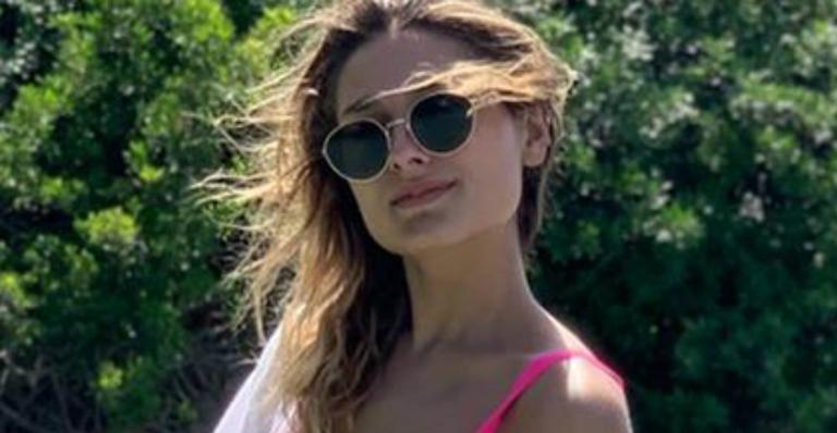 Sasha Meneghel sensualiza de biquíni em praia da Europa