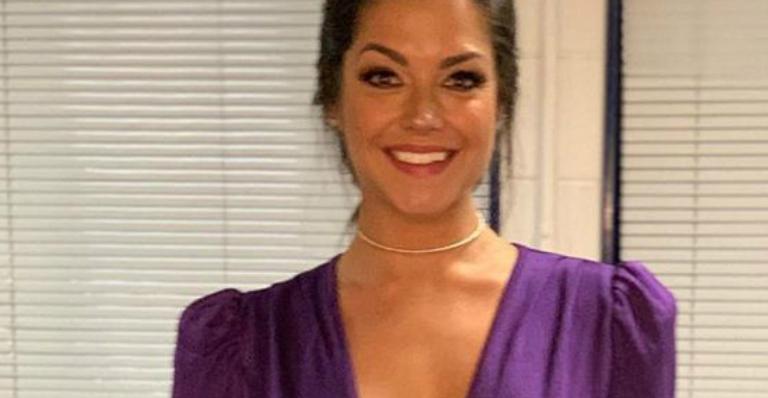 Thais Fersoza surge deslumbrante e decotada em coletiva do ‘The Voice Brasil’