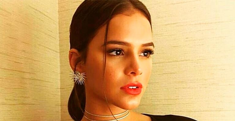 Bruna Marquezine surge à vontade na cama e detalhe deixa a atriz constrangida