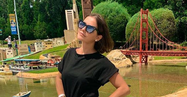 Deborah Secco se derrete de amores por clique da filha vestida de personagem de desenho animado