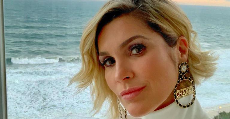 Flávia Alessandra posa linda com look deslumbrante e recebe “chuva” de elogios: “Chique”