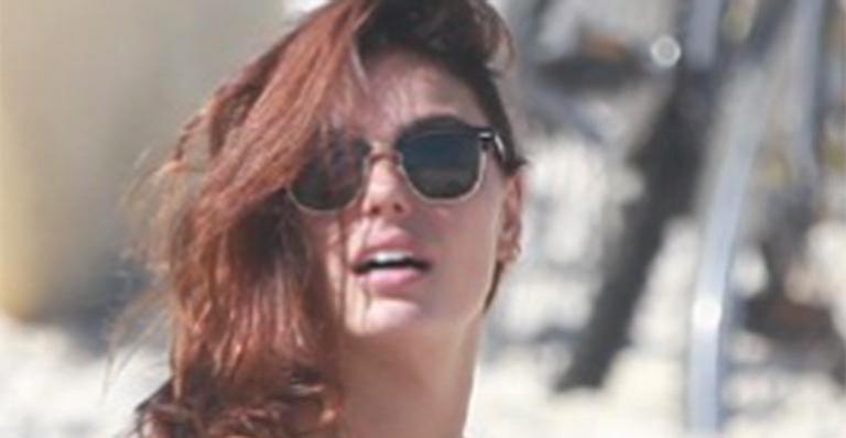 Ruiva, Isis Valverde exibe o corpão em dia na praia