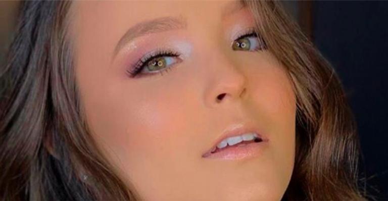 Larissa Manoela rouba a cena com vestidinho pink e make levinha