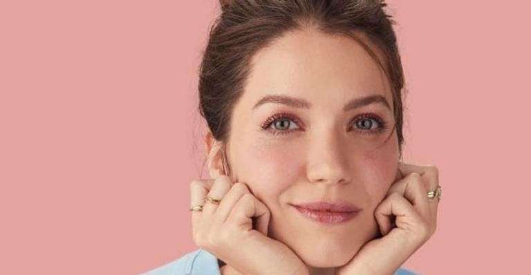 Nathalia Dill posa ao lado de Gretchen nos estúdios Globo: “Tietei”