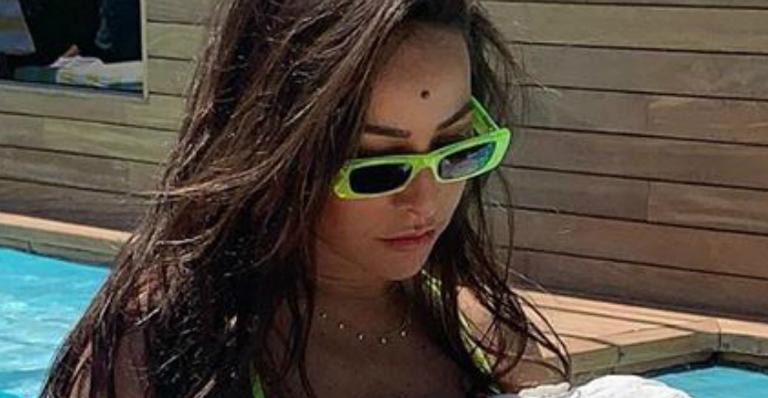 Sabrina Sato ostenta corpão e amamenta Zoe à beira da piscina