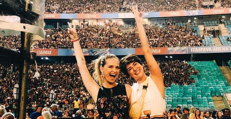 Fernanda Paes Leme se diverte em show de Sandy e Junior com Fernanda Rodrigues: “Só começando”