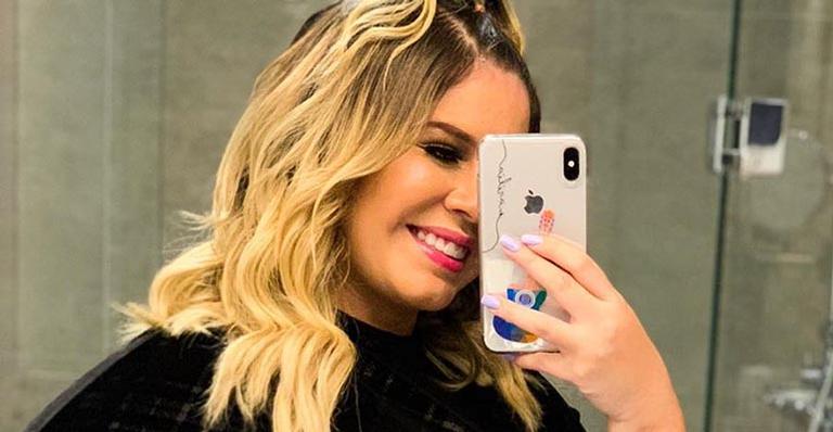 Grávida de dois meses, Marília Mendonça exibe a barriguinha em look colado